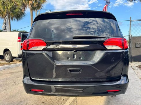 Used 2020 Chrysler Voyager Lxi image 11