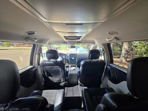 Used 2016 Chrysler Town & Country Limited image 16
