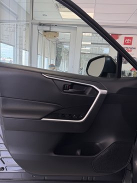 Used 2020 Toyota RAV4 LE image 7