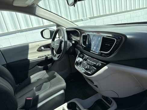 Used 2017 Chrysler Pacifica Touring image 36