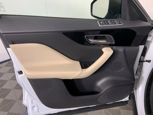 Used 2017 Jaguar F-PACE Premium image 22