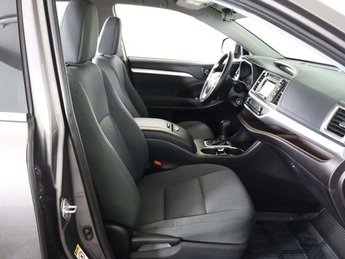 Used 2019 Toyota Highlander LE image 29