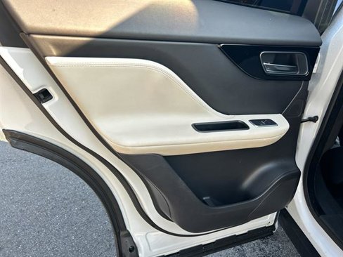 Used 2017 Jaguar F-PACE R-Sport image 22