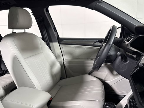 Used 2022 Volkswagen Tiguan SE R-Line image 11