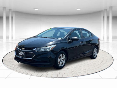 Used 2018 Chevrolet Cruze LS image 1