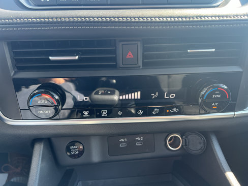 Used 2024 Nissan Rogue SV image 28