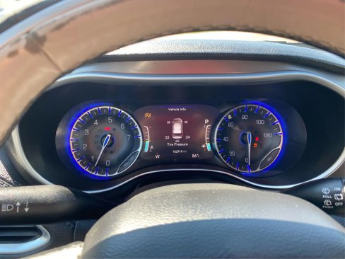 Used 2018 Chrysler Pacifica Limited image 16