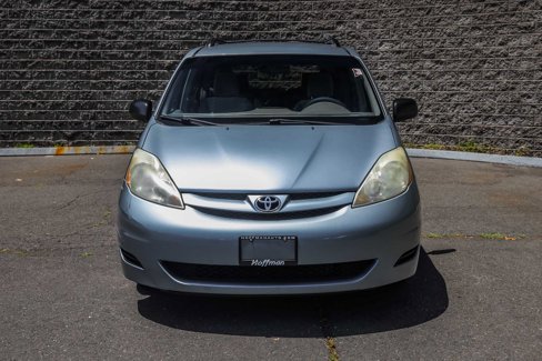 Used 2010 Toyota Sienna LE image 2