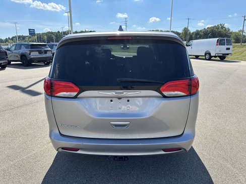 Used 2017 Chrysler Pacifica Touring image 4