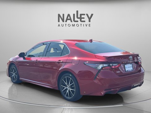 Used 2023 Toyota Camry SE image 3