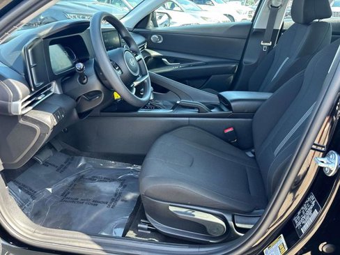 Certified 2025 Hyundai Elantra SE image 8