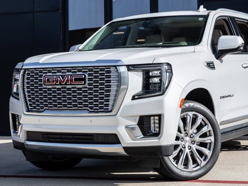 Used 2022 GMC Yukon Denali w/ Denali Premium Package image 3