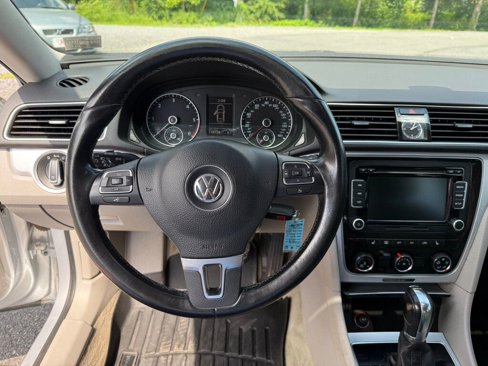 Used 2013 Volkswagen Passat TDI SE image 22