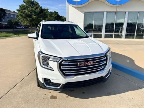 Used 2024 GMC Terrain SLT image 2