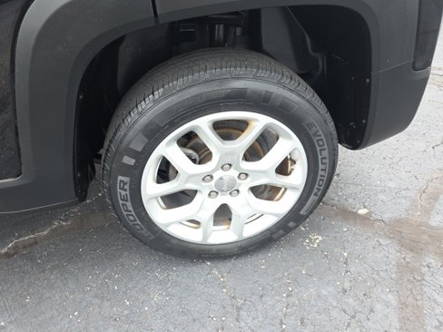 Used 2018 Jeep Renegade Latitude w/ Cold Weather Group image 46