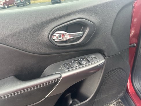 Used 2019 Jeep Cherokee Latitude Plus w/ Cold Weather Group image 9