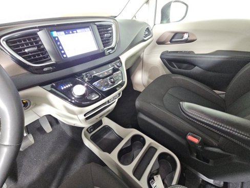 Used 2023 Chrysler Voyager LX image 23