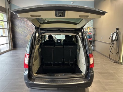 Used 2014 Chrysler Town & Country Touring image 27
