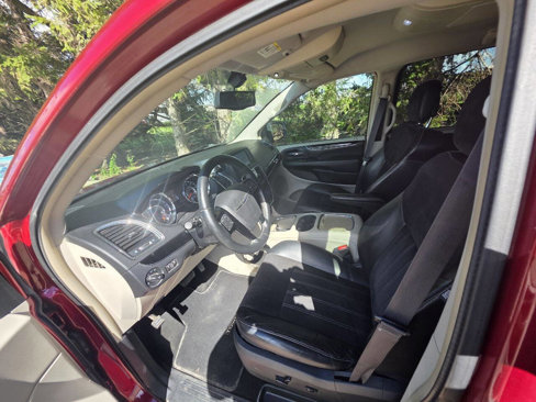 Used 2016 Chrysler Town & Country Limited image 11