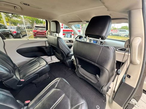 Used 2020 Chrysler Voyager Lxi image 37