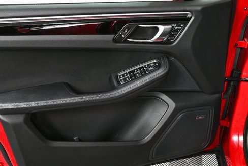 Certified 2024 Porsche Macan image 6