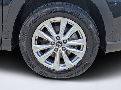 Used 2023 Toyota Corolla Cross LE image 11