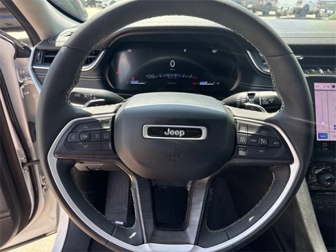 Used 2023 Jeep Grand Cherokee Limited w/ Black Appearance Package image 16