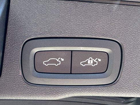 Certified 2023 Volvo XC60 B5 Ultimate w/ Climate Package image 10