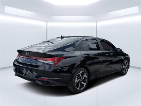 Used 2023 Hyundai Elantra SEL w/ Convenience Package image 3