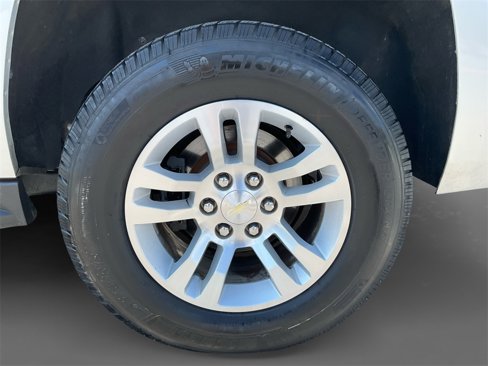 Used 2018 Chevrolet Suburban LT image 8