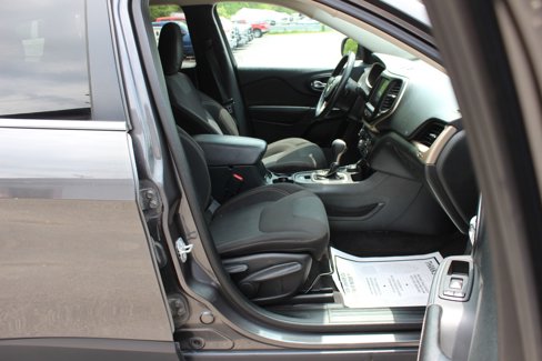 Used 2016 Jeep Cherokee Latitude w/ Comfort/Convenience Group image 37