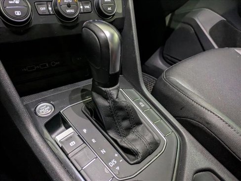 Used 2020 Volkswagen Tiguan SE w/ Panoramic Sunroof Package image 12