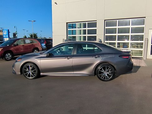 Used 2021 Toyota Camry SE image 9
