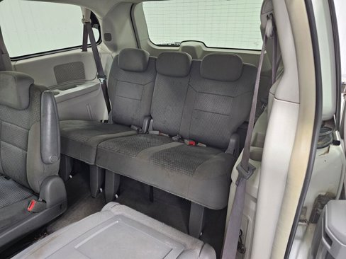 Used 2010 Chrysler Town & Country Touring image 4