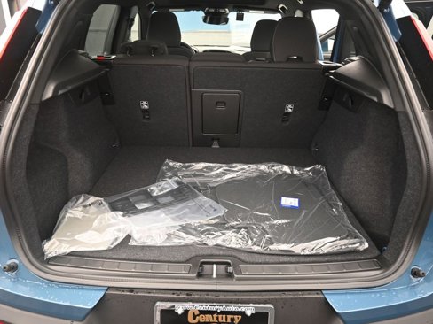 New 2025 Volvo XC40 B5 Core image 32
