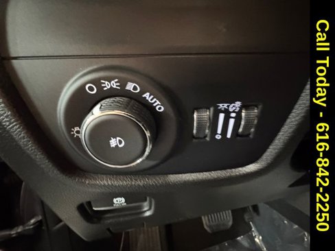 Used 2023 Jeep Grand Cherokee Limited image 24