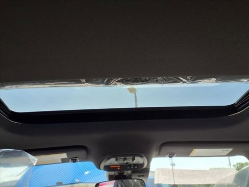 New 2025 Chevrolet Trax RS w/ Sunroof Package image 7