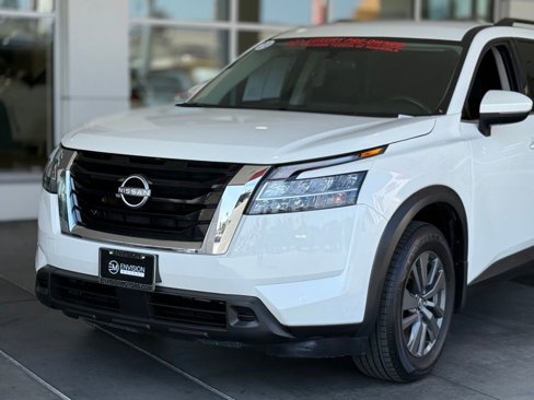 Used 2022 Nissan Pathfinder SV image 3