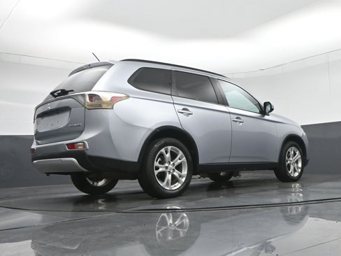 Used 2015 Mitsubishi Outlander SE image 64