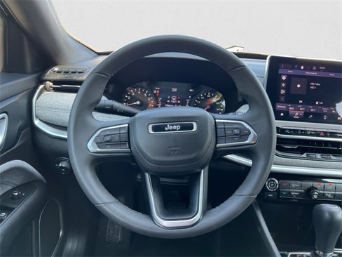 Used 2024 Jeep Compass Latitude image 12