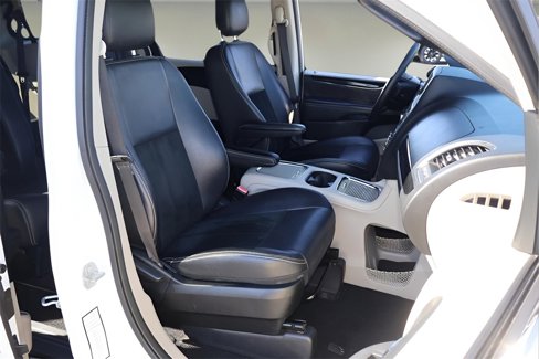 Used 2017 Dodge Grand Caravan SXT image 21