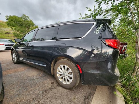 Used 2018 Chrysler Pacifica Touring-L Plus image 4