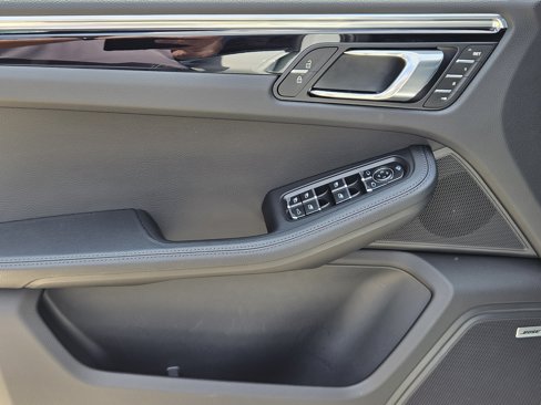 Certified 2024 Porsche Macan image 31