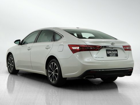 Used 2017 Toyota Avalon XLE Premium image 3