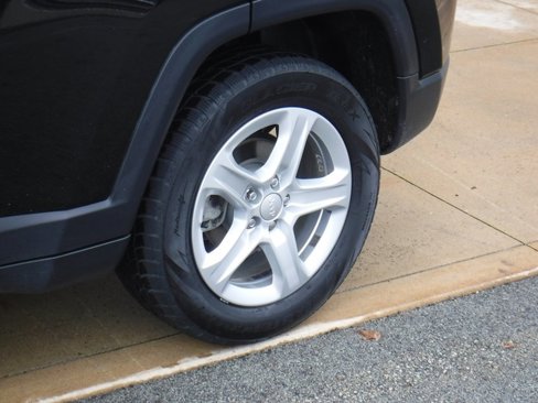 Used 2023 Jeep Compass Sport image 3