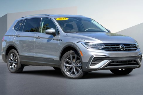 Used 2024 Volkswagen Tiguan SE image 2