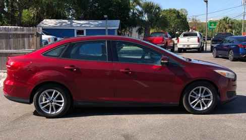 Used 2017 Ford Focus SE image 2