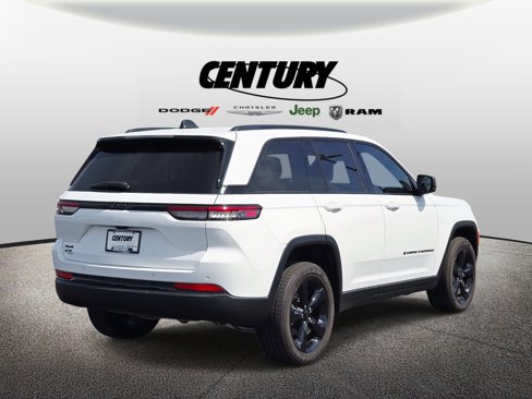 Used 2024 Jeep Grand Cherokee Altitude image 4