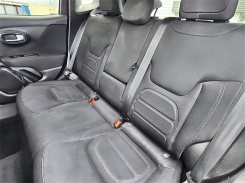 Used 2019 Jeep Renegade Latitude w/ Cold Weather Group image 20