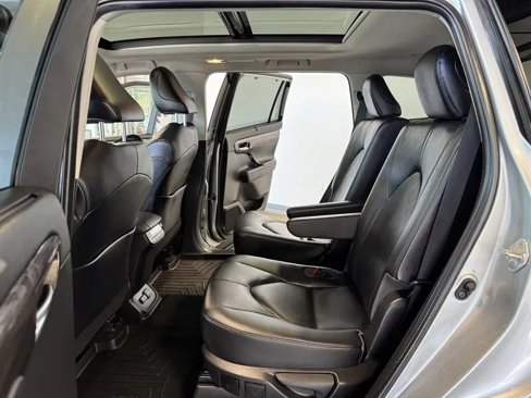 Used 2020 Toyota Highlander Platinum image 17
